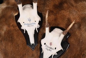 Zwei Rotspießer mit persönlichem Emblem der Erlegerin