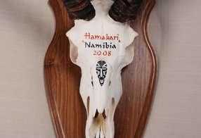 Impala mit afrikanischer Maske